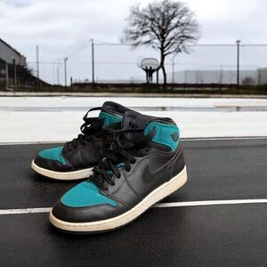 Nike air Jordan Black and Teal High-Top Sneakers size 8.5 Y 332148-011
